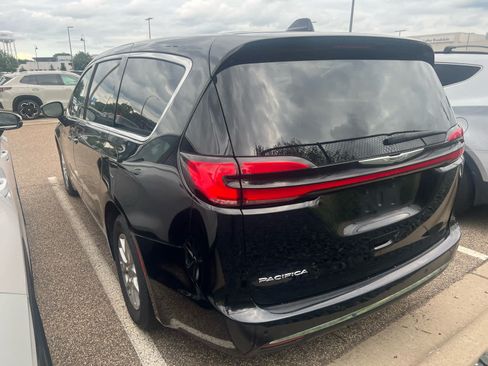 Used 2024 Chrysler Pacifica Touring-L FWD image 4