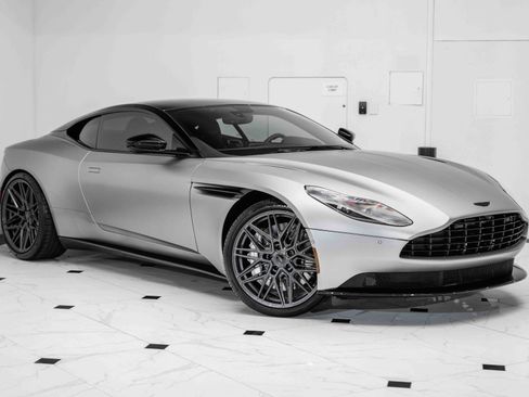 Used 2023 Aston Martin DB11 Coupe image 28