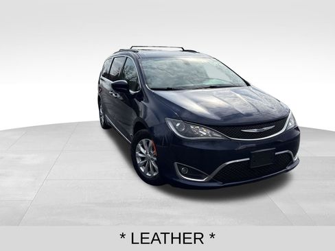 Used 2017 Chrysler Pacifica Touring-L image 7