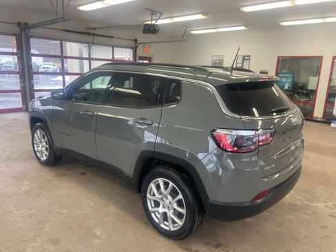 Used 2023 Jeep Compass Latitude w/ Sun and Sound Group image 11