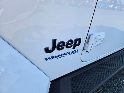 Used 2022 Jeep Wrangler Unlimited Sahara AWD/4WD image 12