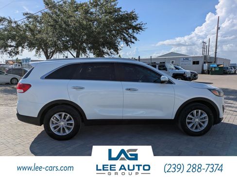 Used 2017 Kia Sorento FWD w/ LX Convenience Package image 2