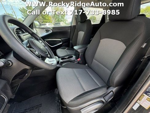 Used 2025 Kia Soul LX w/ LX Technology Package FWD image 17