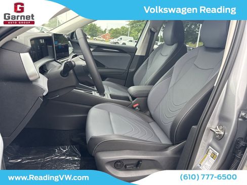 New 2025 Volkswagen Tiguan SE image 13