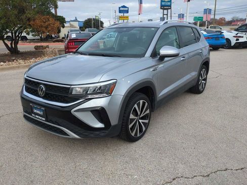Used 2024 Volkswagen Taos SE image 4