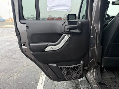 Used 2016 Jeep Wrangler Unlimited Sahara w/ Connectivity Group AWD/4WD image 34