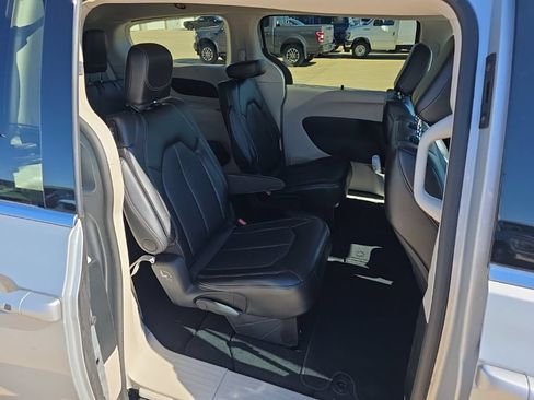 Used 2024 Chrysler Pacifica Touring-L FWD image 13