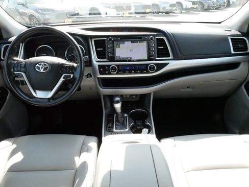 Used 2019 Toyota Highlander XLE AWD/4WD image 10