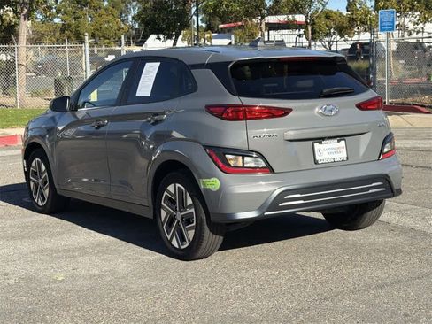 Used 2023 Hyundai Kona SE image 6