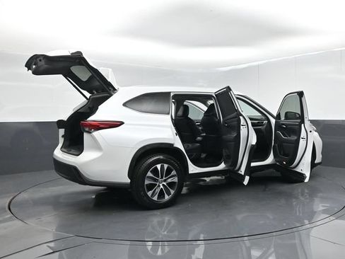 Used 2023 Toyota Highlander XLE FWD image 68