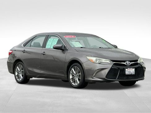 Used 2016 Toyota Camry SE image 7