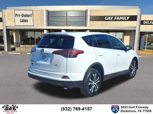 Used 2018 Toyota RAV4 LE FWD image 2