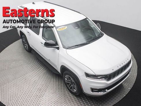 Used 2024 Jeep Wagoneer L Series II w/ Flexible Seating Group RWD image 3