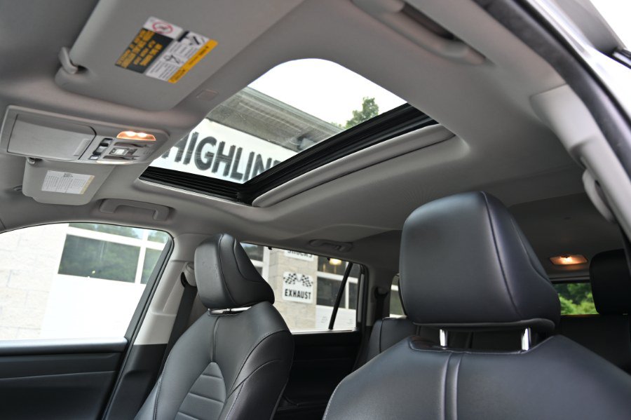Used 2021 Toyota Highlander XLE AWD/4WD image 2
