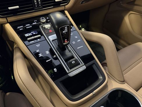 Used 2022 Porsche Cayenne Platinum Edition image 17
