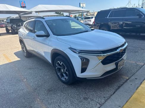 Used 2025 Chevrolet Trax LT FWD image 3