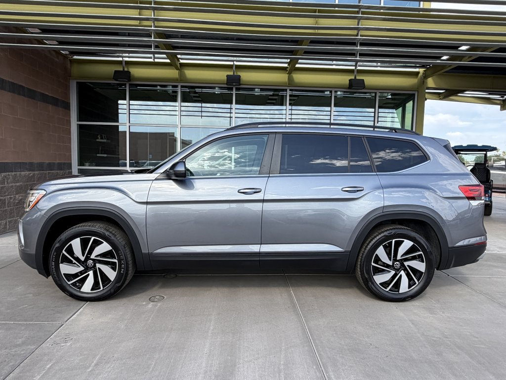 Used 2024 Volkswagen Atlas SE w/ Panoramic Sunroof Package FWD image 7