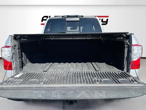Used 2020 Nissan Titan SV w/ SV Convenience Package image 26