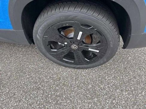 New 2025 Volkswagen Taos SE image 9