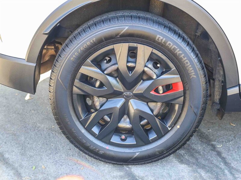 Used 2019 Toyota C-HR LE FWD image 12