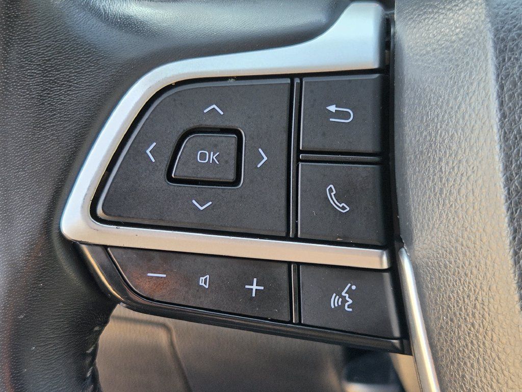 Used 2023 Toyota Highlander XLE FWD image 24