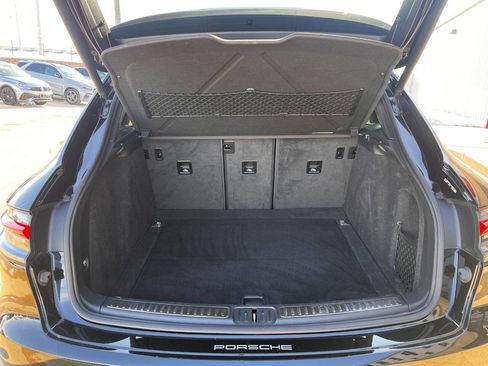 Used 2020 Porsche Macan Base AWD 4dr SUV image 20