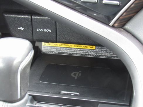 Certified 2020 Toyota Camry XLE image 28