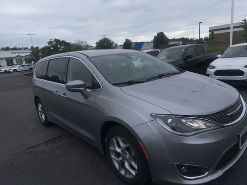 Used 2019 Chrysler Pacifica Touring Plus w/ Tire & Wheel Group FWD image 19