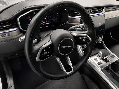 Used 2021 Jaguar XF SE RWD image 9