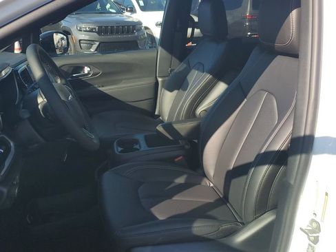 New 2026 Chrysler Pacifica Select image 16
