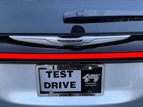 Used 2024 Chrysler Pacifica Touring-L image 8