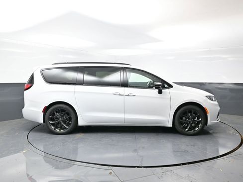 New 2026 Chrysler Pacifica Limited w/ S Appearance Package image 4