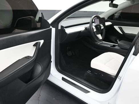 Used 2022 Tesla Model Y Long Range image 10