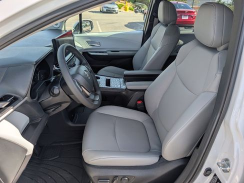 Used 2025 Toyota Sienna XLE w/ XLE Plus Package image 2