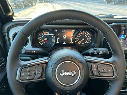 Used 2025 Jeep Wrangler Sport S image 31