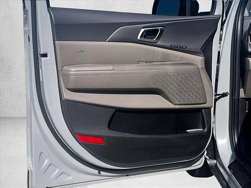 Used 2025 Kia Carnival EX FWD image 18
