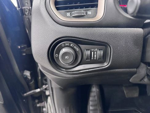 Used 2015 Jeep Renegade Latitude w/ Cold Weather Group II AWD/4WD image 28