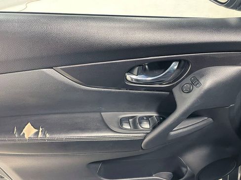 Used 2020 Nissan Rogue SV image 18