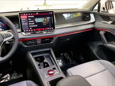 Used 2025 Volkswagen Tiguan SE w/ Panoramic Sunroof Package image 8