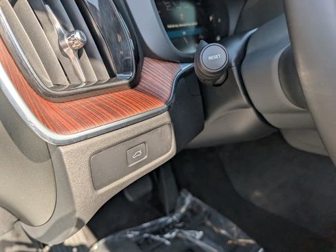 Used 2023 Volvo XC60 B5 Plus image 21