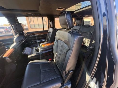 Used 2022 Jeep Grand Wagoneer Series III AWD/4WD image 19