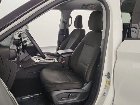 Used 2023 Ford Explorer XLT image 12