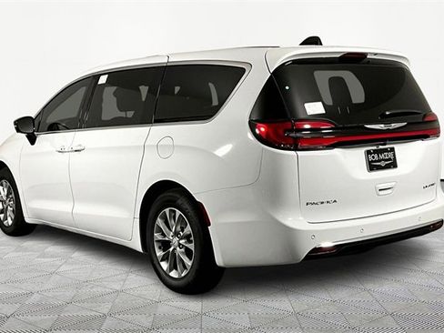New 2026 Chrysler Pacifica Limited image 4
