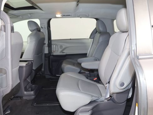 Used 2021 Toyota Sienna XLE FWD image 48