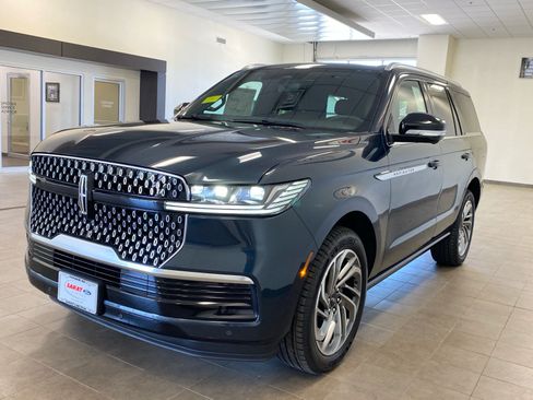 New 2026 Lincoln Navigator Reserve AWD/4WD image 4