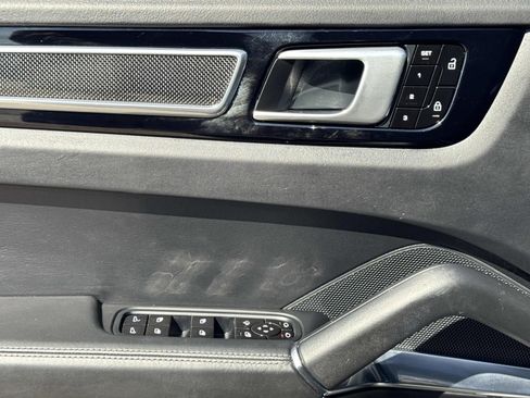Used 2020 Porsche Cayenne Turbo image 18