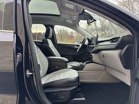 Used 2024 Ford Escape Platinum w/ Premium Technology Package AWD/4WD image 23