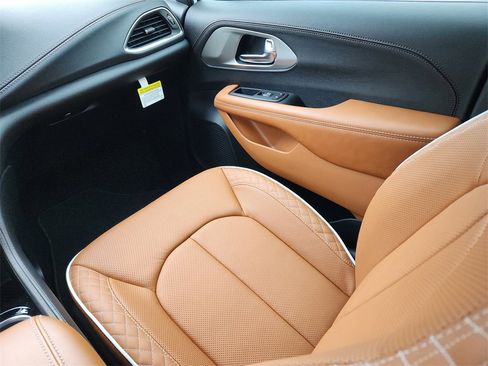 New 2026 Chrysler Pacifica Pinnacle image 16