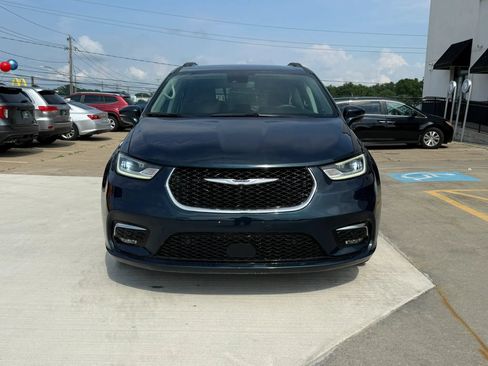 Used 2022 Chrysler Pacifica Touring-L w/ Uconnect Theater Family Group FWD image 4