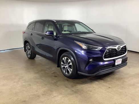Used 2022 Toyota Highlander XLE AWD/4WD image 3